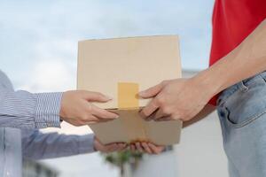 Cortese consegna tipo passaggio al di sopra di pacchetto per femmina cliente foto