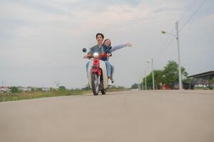 gioioso coppia su motociclo avventura foto