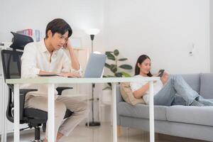 moderno casa ufficio con Lavorando uomo e rilassante donna foto