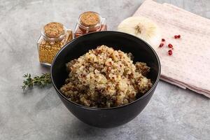 vegano cucina - bollito quinoa cereale foto