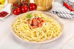 pasta spaghetti con salmone e stracciatella foto