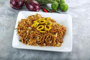 agitare fritte tagliatelle con calamaro foto