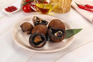 al forno Marrone champignons con spezie foto