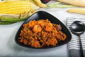 indiano cucina - biryani riso con gamberetto foto