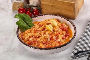 shakshuka con pomodoro per prima colazione foto