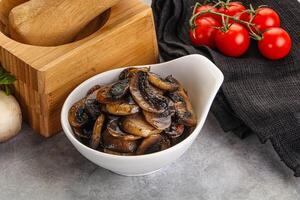 arrostito champignon funghi nel il ciotola foto