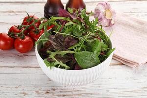 mescolare insalata nel il ciotola foto