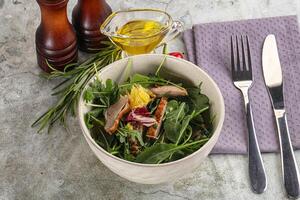 insalata con arrostito anatra e arancia foto