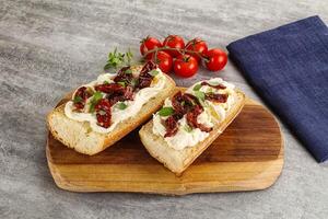 Bruschetta con strachatella e asciutto pomodoro foto