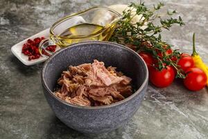 filetto di tonno in scatola per insalata foto