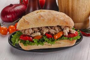 Ciabatta con in scatola tonno Sandwich foto