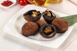 al forno Marrone champignons con spezie foto