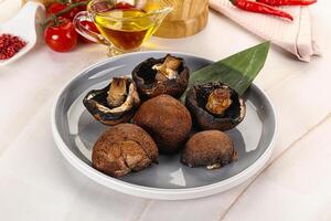 al forno Marrone champignons con spezie foto