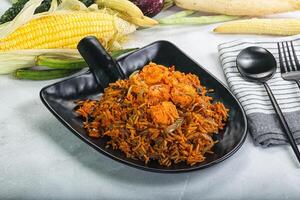 indiano cucina - biryani riso con gamberetto foto