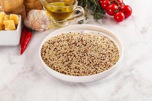 crudo asciutto quinoa semi cereale foto