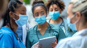 medico professionisti con viso maschere l'esame un' tavoletta foto