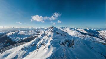 coperto di neve montagna con blu cielo nel il sfondo foto