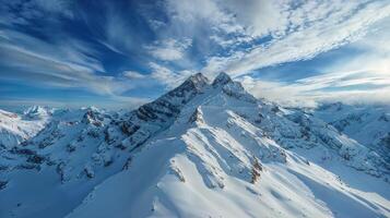 coperto di neve montagna sotto blu cielo, un' pittoresco naturale paesaggio foto