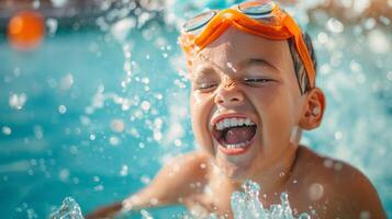 ragazzo con occhiali spruzzi nel piscina, viso coperto nel acqua, sorridente con gioia foto