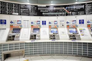 fukuoka, Giappone novembre 19, 2023 biglietto vending macchina a fukuoka stazione. viaggiatori può acquistare Biglietti a quasi tutti stazioni, o a partire dal vending macchine o a partire dal personale. foto