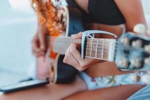 donna giocando chitarra su il spiaggia foto