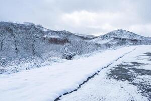 montagna strada dopo un' nevicata nel galizia, Spagna foto