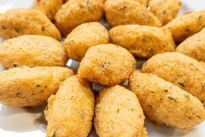 tradizionale aperitivo di il portoghese gastronomia fatto con baccalà, bolinhos de bacalhau foto