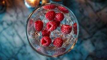 aereo tiro di cocktail shaker pieno con lamponi foto