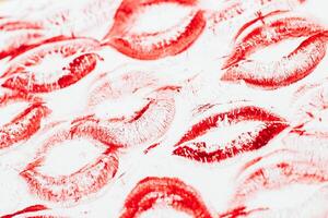 impronta di rosso labbra su bianca carta, bacio sfondo foto