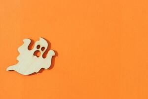 di legno fantasma giocattolo su un arancia sfondo, Halloween concetto foto
