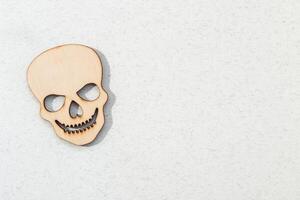 di legno giocattolo cranio su un' bianca sfondo Halloween concetto foto