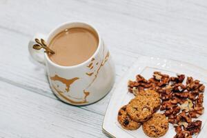 salutare prima colazione avena il giro muesli con noccioline su un' piatto e caffè, seme biscotti. foto