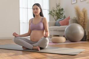 salutare incinta donna esercizio e fare prenatale yoga, meditazione, Lavorando fuori, yoga, gravidanza concetto. foto