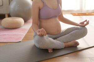 salutare incinta donna esercizio e fare prenatale yoga, meditazione, Lavorando fuori, yoga, gravidanza concetto. foto