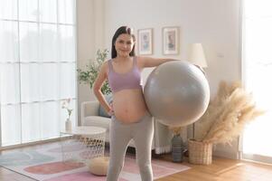 salutare incinta donna esercizio e fare prenatale yoga, meditazione, Lavorando fuori, yoga, gravidanza concetto. foto