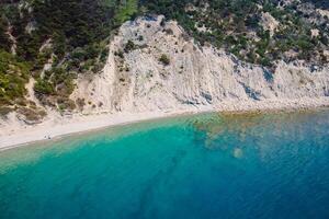 aereo Visualizza di costa con blu mare e roccioso scogliere con pino alberi. estate giorno su mare foto