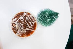 ghiacciato caffè , ghiacciato latte macchiato caffè o ghiacciato cappuccino caffè e Natale decorazione foto