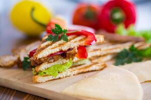 fritte crostini con pollo, insalata, verdura su un' di legno tavolo foto