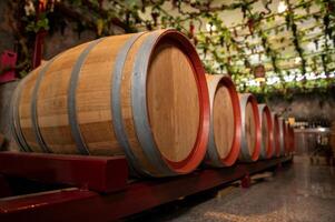 vecchio di legno vino botti impilati nel un' cantina nel ordine foto