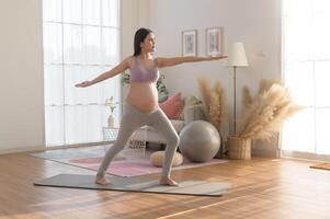 salutare incinta donna esercizio e fare prenatale yoga, meditazione, Lavorando fuori, yoga, gravidanza concetto. foto