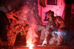 soldati pronto per fuoco durante militare operazione a notte foto