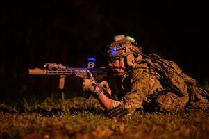 soldati nel camuffare uniformi mirando con loro fucili pronti per fuoco durante militare operazione a notte soldati formazione nel un' militare operazione foto