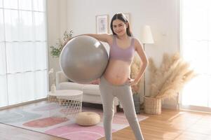 salutare incinta donna esercizio e fare prenatale yoga, meditazione, Lavorando fuori, yoga, gravidanza concetto. foto