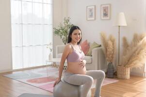 salutare incinta donna esercizio e fare prenatale yoga, meditazione, Lavorando fuori, yoga, gravidanza concetto. foto