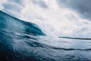 grande oceano blu onda. rottura barile onda foto