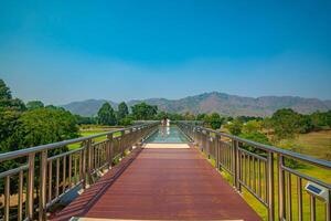 un' cielo camminare a un' scena con un' montagna, e ponte con un' bicchiere pavimento e inossidabile acciaio vista.della.ringhiera a partire dal il vajralongkorn diga, kanchanaburi, Tailandia. foto