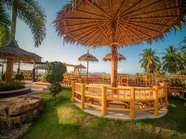 spiaggia sedie e ombrello su un' tropicale Paradiso isola di il mare, sotto un' soleggiato cielo. foto