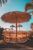 spiaggia sedie e ombrello su un' tropicale Paradiso isola di il mare, sotto un' soleggiato cielo. foto