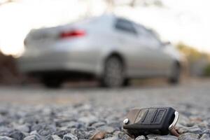 perso auto chiavi su il terra, auto chiavi caduto su il pavimento o autunno dire bugie su il strada casa davanti. a piedi lontano a partire dal perso auto chiave, può non trasporto, esprimere, corsa volta, sprecato volta, emergenza foto