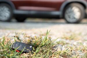 perso auto chiavi su il terra, auto chiavi caduto su il pavimento o autunno dire bugie su il strada casa davanti. a piedi lontano a partire dal perso auto chiave, può non trasporto, esprimere, corsa volta, sprecato volta, emergenza foto